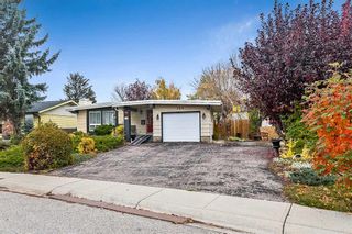 Photo 2: 104 Queensland Circle SE in Calgary: Queensland Detached for sale : MLS®# A2099342