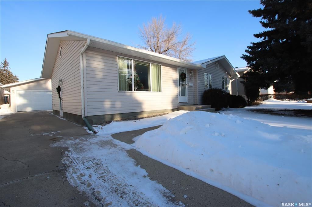 Main Photo: 46 Red River Road in Saskatoon: River Heights SA Residential for sale : MLS®# SK880197