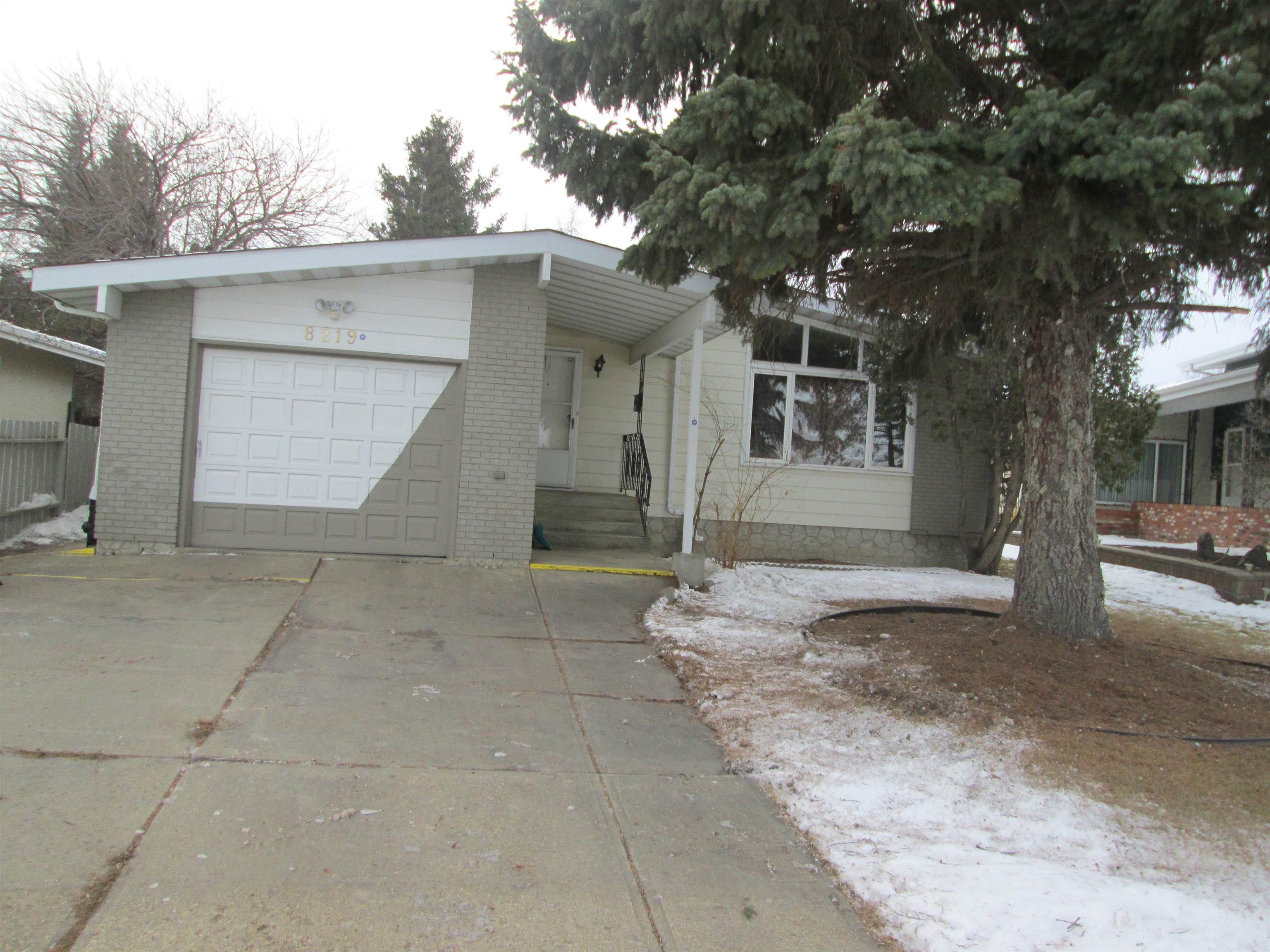 Main Photo: 8219 34A Avenue in Edmonton: Zone 29 House for sale : MLS®# E4270824