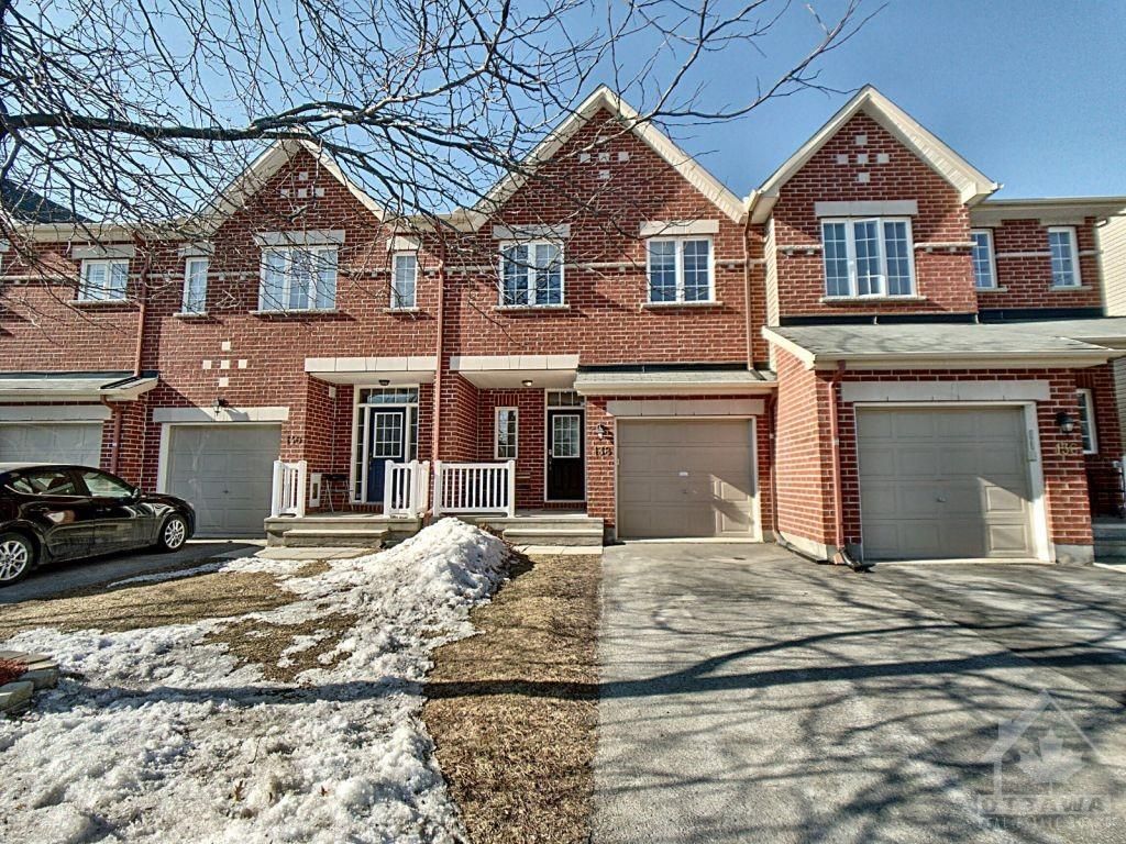 Main Photo: 138 Tandalee Cres in Ottawa: Kanata Residential for sale : MLS®# 1230440