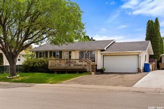 Photo 1: 67 Dryburgh Crescent in Regina: Walsh Acres Residential for sale : MLS®# SK930109