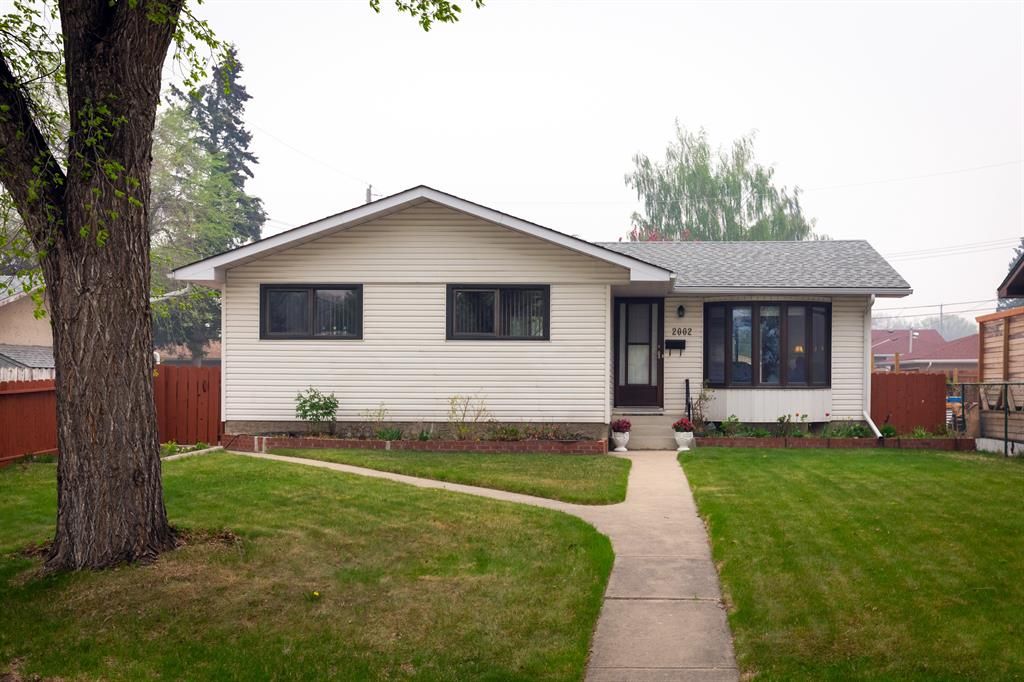 Main Photo: 2002 33 Street SE in Calgary: Southview Detached for sale : MLS®# A2049680