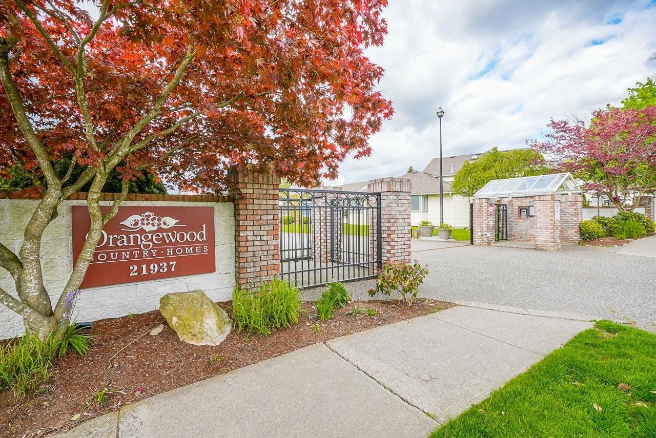 Main Photo: 406 21937 48 Avenue in Langley: Murrayville Townhouse for sale in "ORANGEWOOD" : MLS®# R2691057