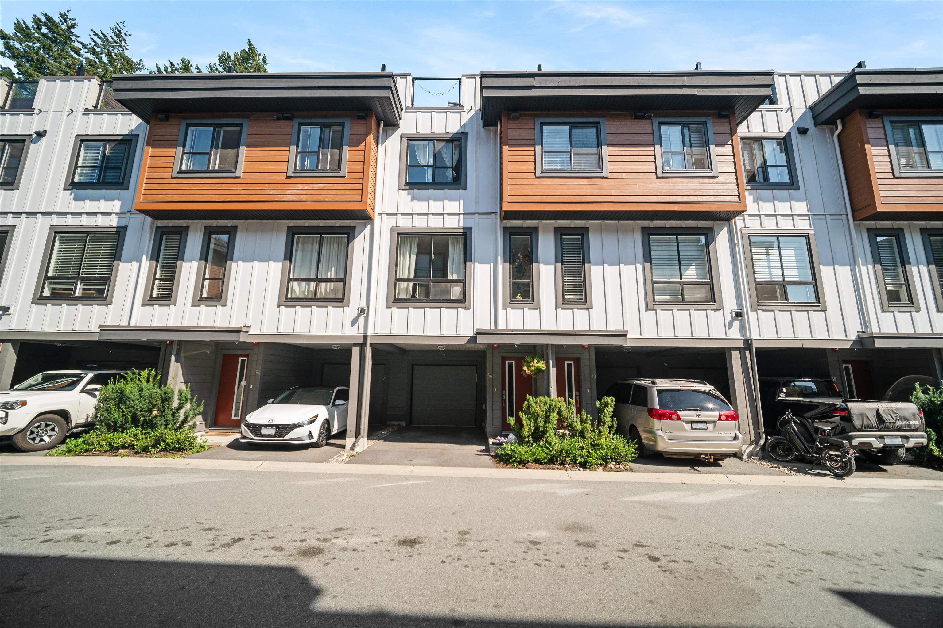 Main Photo: 42 39769 GOVERNMENT Road in Squamish: Northyards Townhouse for sale in "THE BREEZE" : MLS®# R2811902
