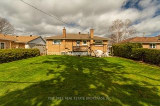 Photo 3: 16 Lay Street in Barrie: Little Lake House (Bungalow-Raised) for sale : MLS®# S8235110