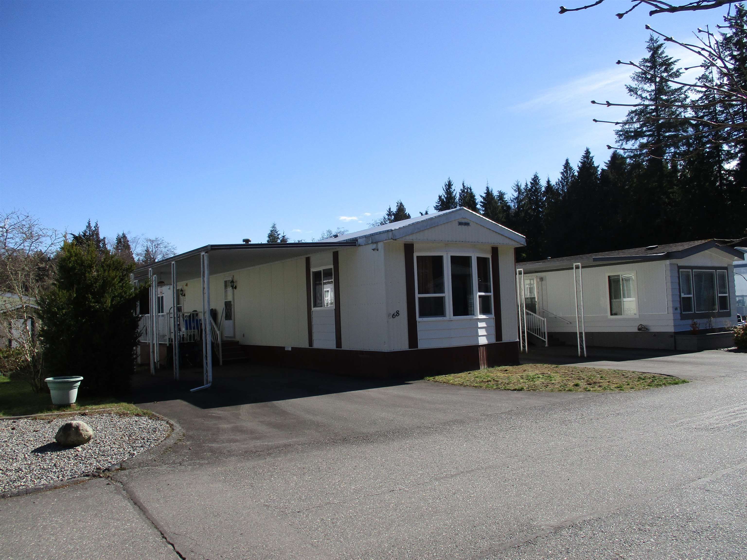 Main Photo: 68 2270 196 Street in Langley: Brookswood Langley Manufactured Home for sale in "PINERIDGE PARK" : MLS®# R2759664
