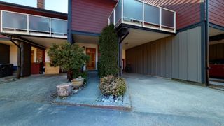 Photo 2: 8 1500 JUDD Road in Squamish: Brackendale Townhouse for sale in "Cottonwoods" : MLS®# R2663478
