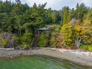 Main Photo: 5815 Wallace Rd in Pender Island: GI Pender Island House for sale (Gulf Islands)  : MLS®# 946629