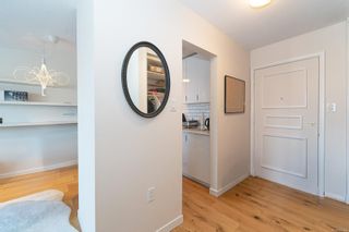 Photo 3: 417 964 Heywood Ave in Victoria: Vi Fairfield West Condo for sale : MLS®# 963344