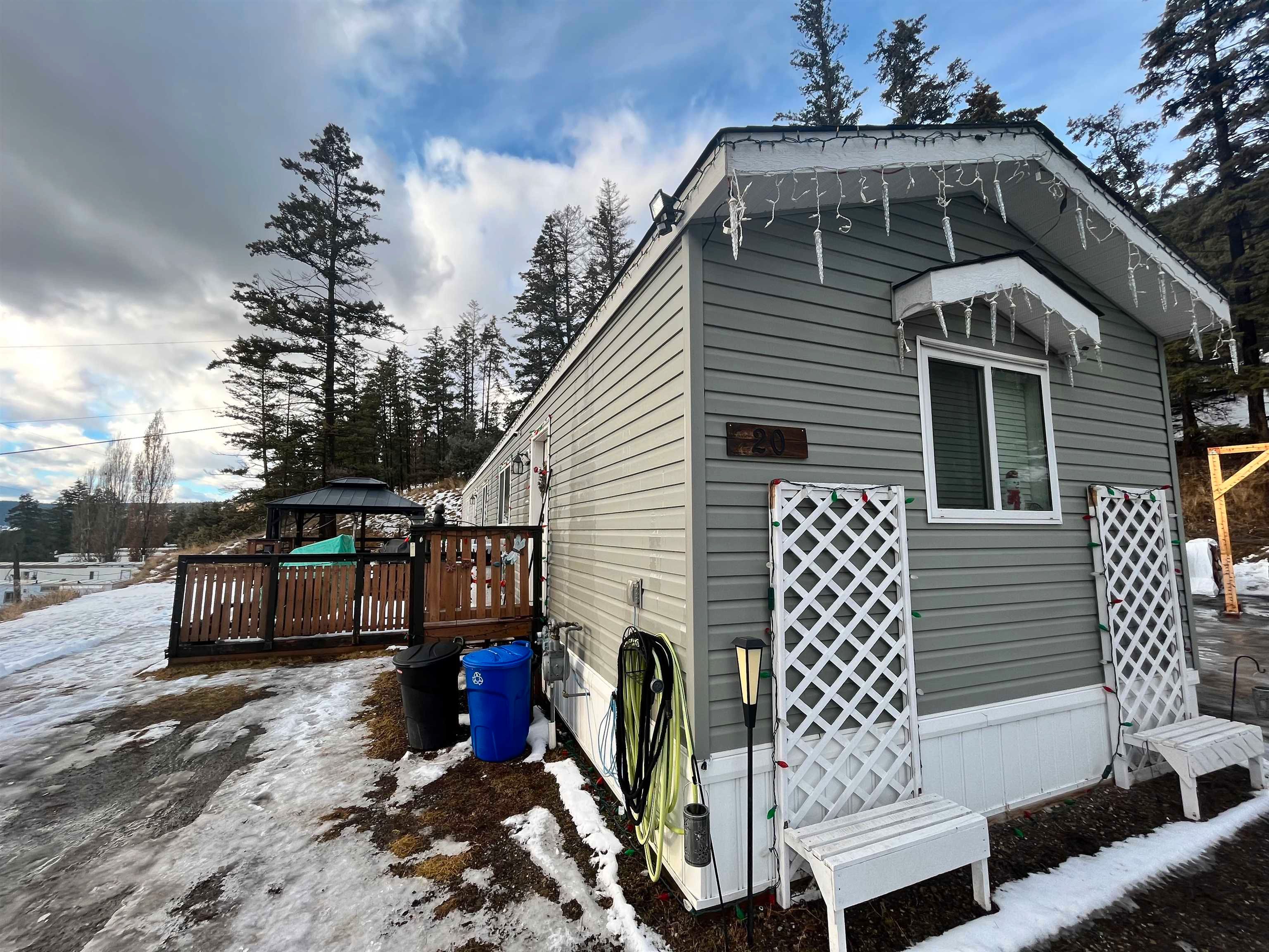 Main Photo: 20 560 SODA CREEK Road in Williams Lake: Chilcotin Manufactured Home for sale in "COMER HILL MHP" : MLS®# R2748939