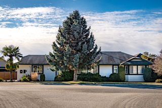 Photo 2: 5061 BAY Road in Sechelt: Sechelt District House for sale (Sunshine Coast)  : MLS®# R2750705