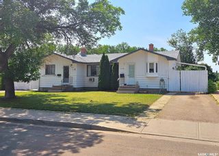 Photo 1: 260 11th Avenue Northeast in Swift Current: North East Residential for sale : MLS®# SK933263