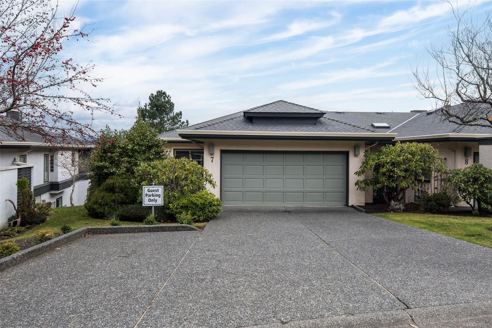 Main Photo: 7 4360 Emily Carr Dr in Saanich: SE Broadmead Row/Townhouse for sale (Saanich East)  : MLS®# 920927
