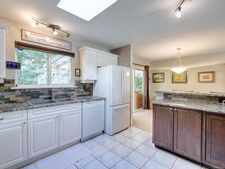 Photo 8: 6833 Wallace Dr in Central Saanich: CS Brentwood Bay House for sale : MLS®# 907876