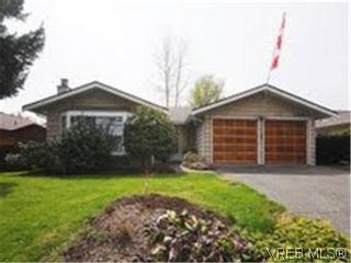 Photo 1: 1255 Mariposa Ave in VICTORIA: SW Strawberry Vale House for sale (Saanich West)  : MLS®# 569284