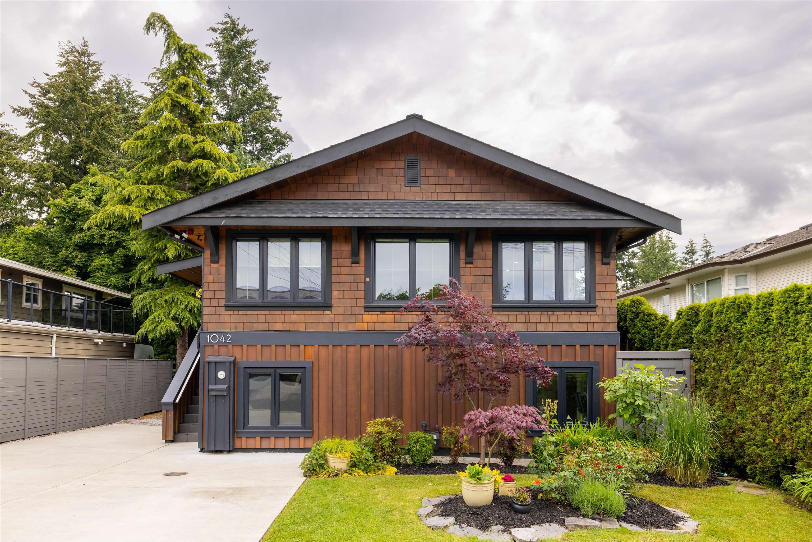 Main Photo: 1042 HABGOOD Street: White Rock House for sale in "EAST BEACH" (South Surrey White Rock)  : MLS®# R2704502