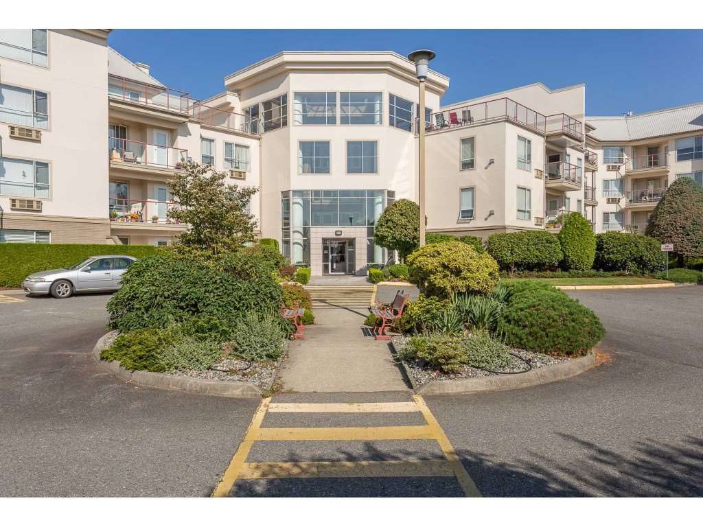 Main Photo: 304 2626 COUNTESS Street in Abbotsford: Abbotsford West Condo for sale in "Wedgewood" : MLS®# R2394623