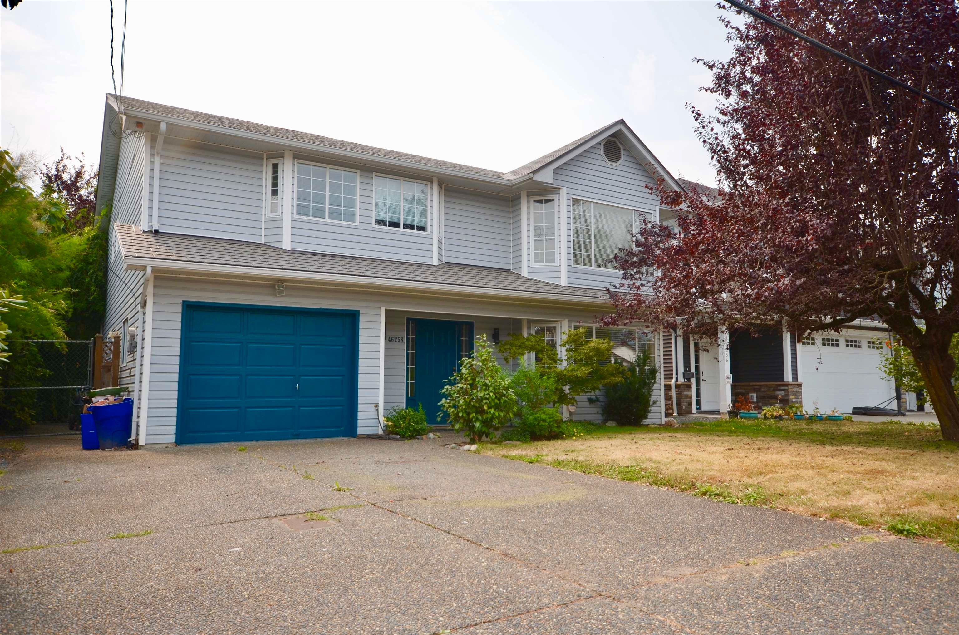 Main Photo: 46258 RIVERSIDE Drive in Chilliwack: Chilliwack Proper East House for sale : MLS®# R2718362