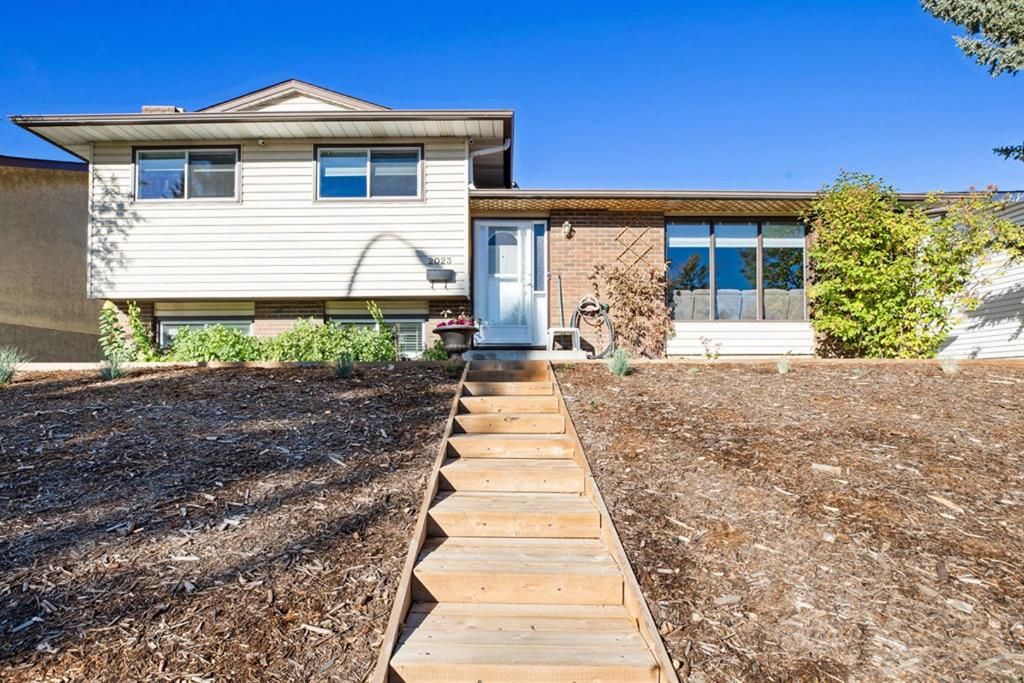 Main Photo: 2023 Pinepoint Road NE in Calgary: Pineridge Detached for sale : MLS®# A1147477