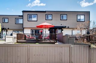Photo 2: 97 3809 45 Street SW in Calgary: Glenbrook Row/Townhouse for sale : MLS®# A1212782