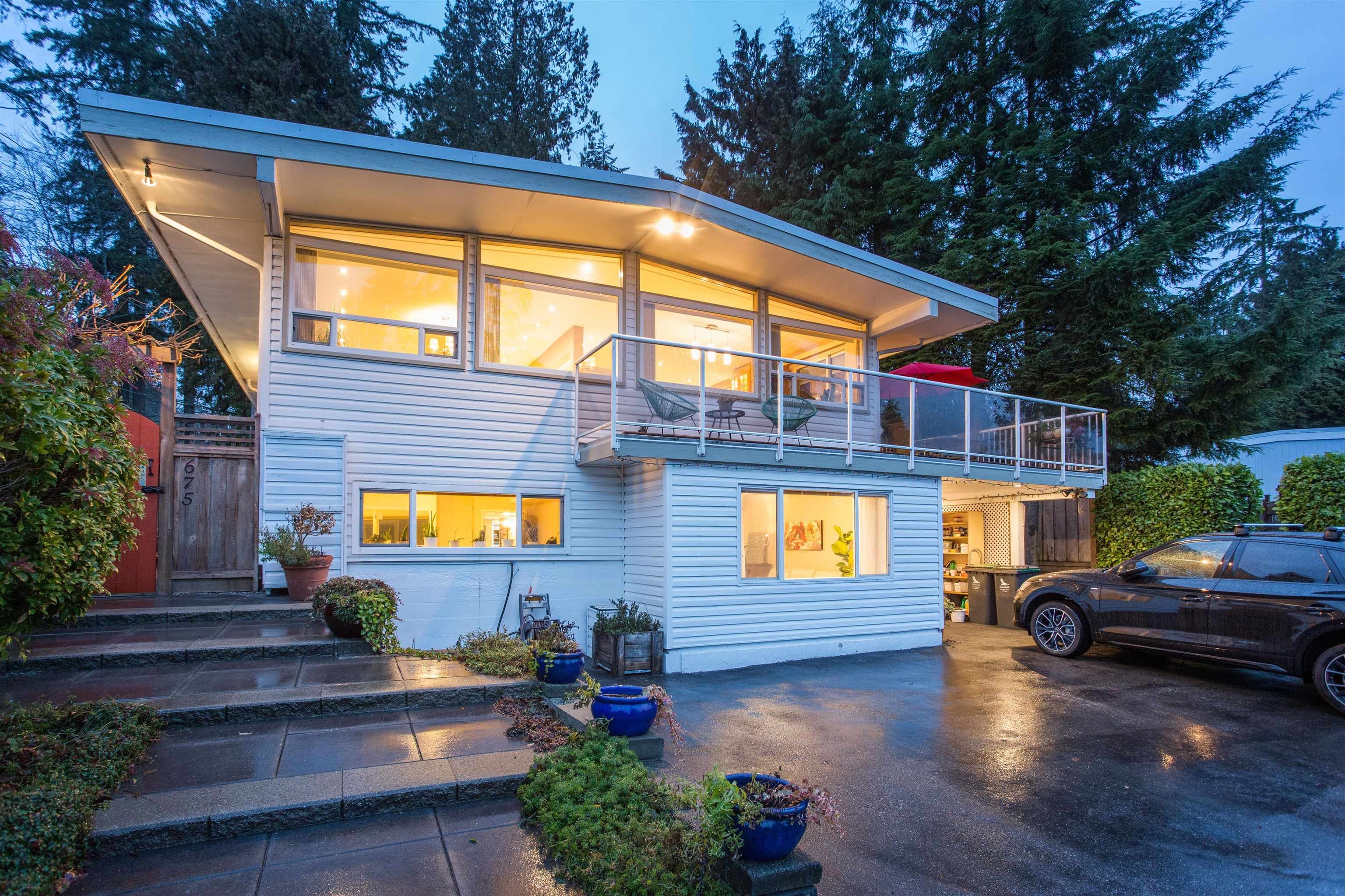 Main Photo: 675 PLYMOUTH Drive in North Vancouver: Windsor Park NV House for sale : MLS®# R2744647