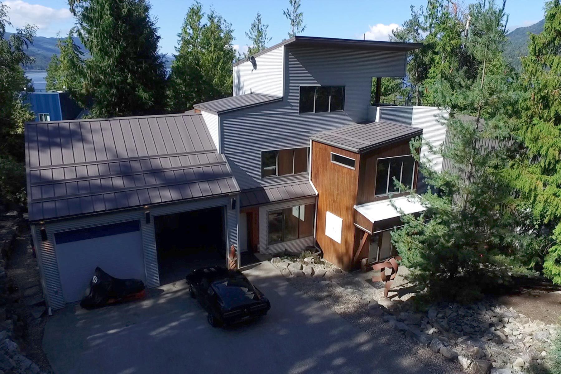 Photo 2: Photos: 6088 Bradshaw Road in Eagle Bay: House for sale : MLS®# 10250540