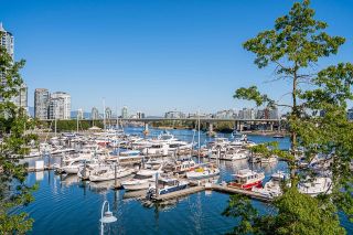 Photo 2: 322 1228 MARINASIDE Crescent in Vancouver: Yaletown Townhouse for sale in "CRESTMARK II" (Vancouver West)  : MLS®# R2720312