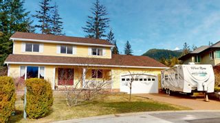 Main Photo: 1012 WENDA Place in Squamish: Tantalus House for sale : MLS®# R2851163
