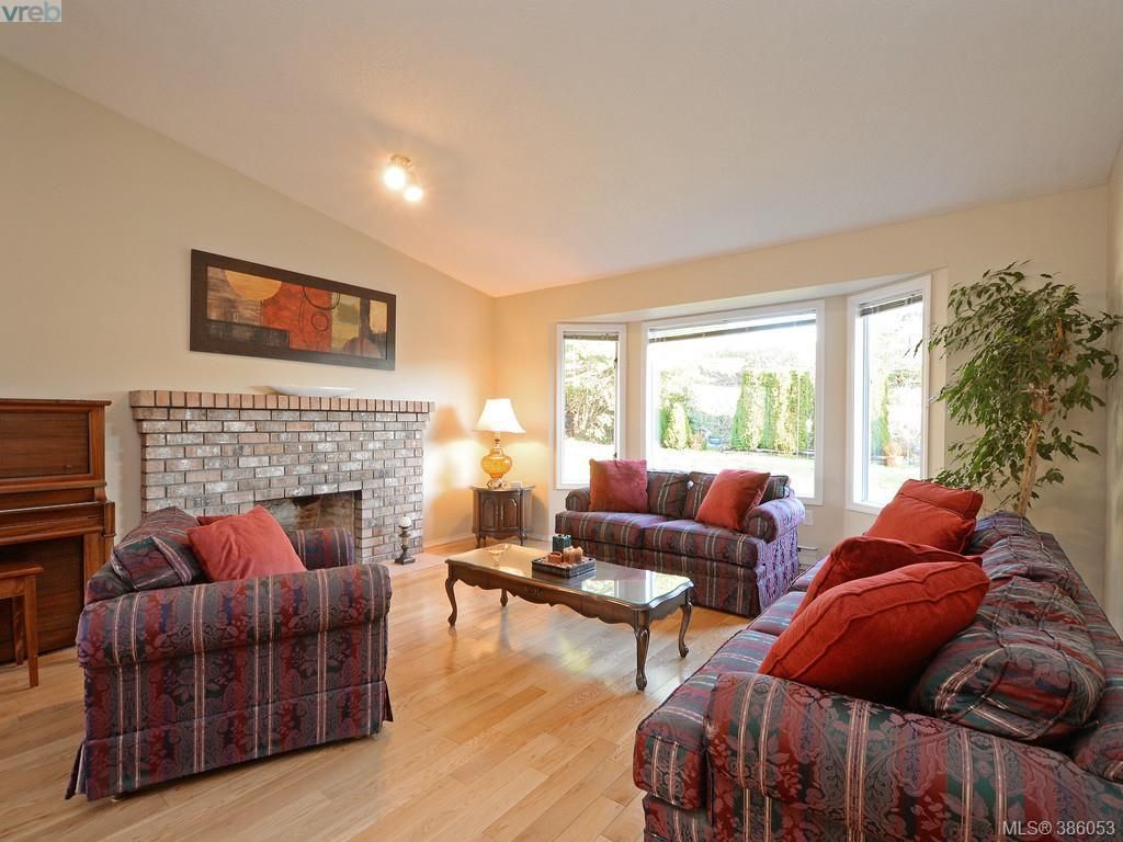 Photo 3: Photos: 11 Quincy St in VICTORIA: VR Hospital House for sale (View Royal)  : MLS®# 775790