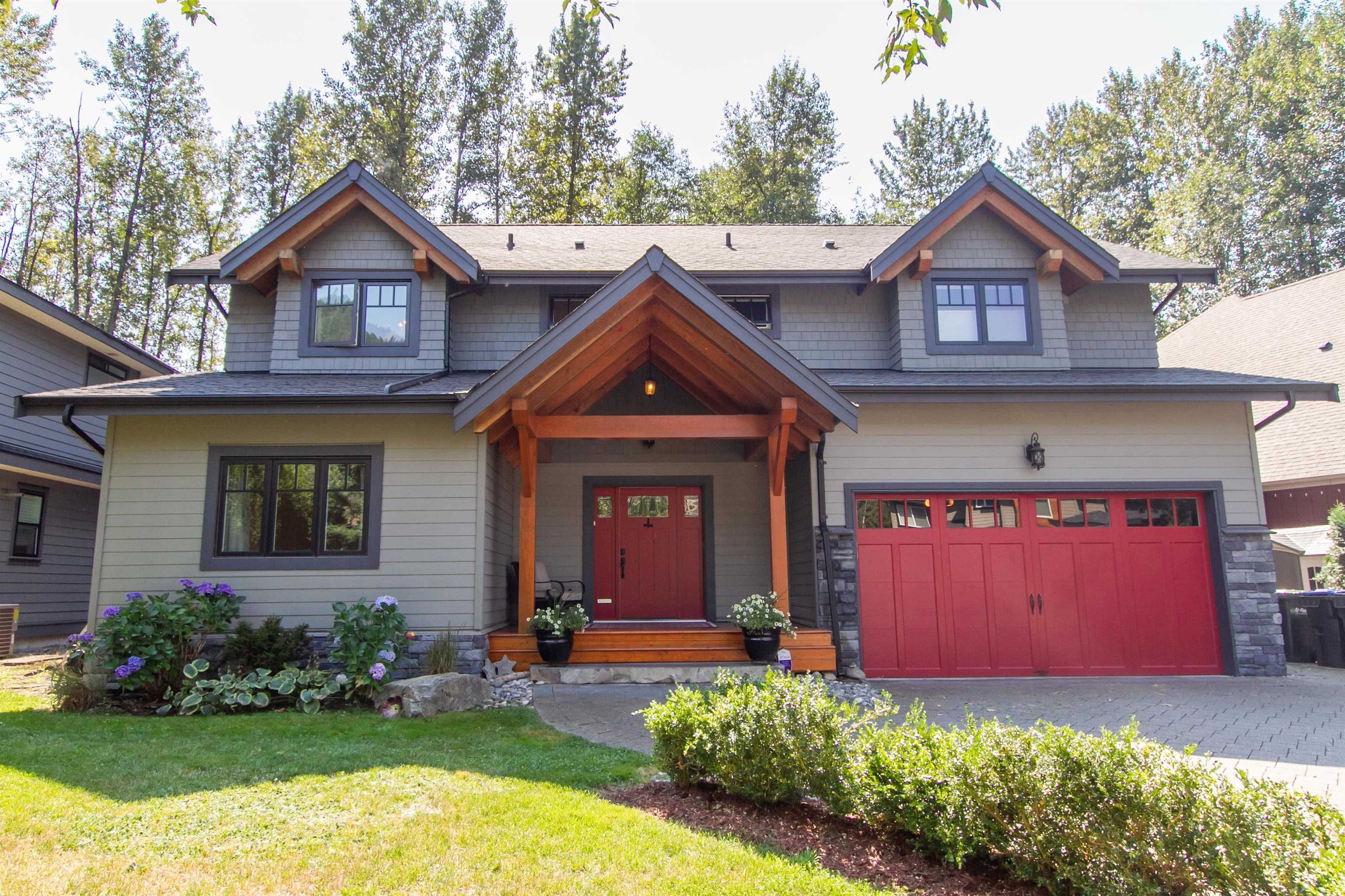 Main Photo: 41445 DRYDEN Road in Squamish: Brackendale House for sale : MLS®# R2720281
