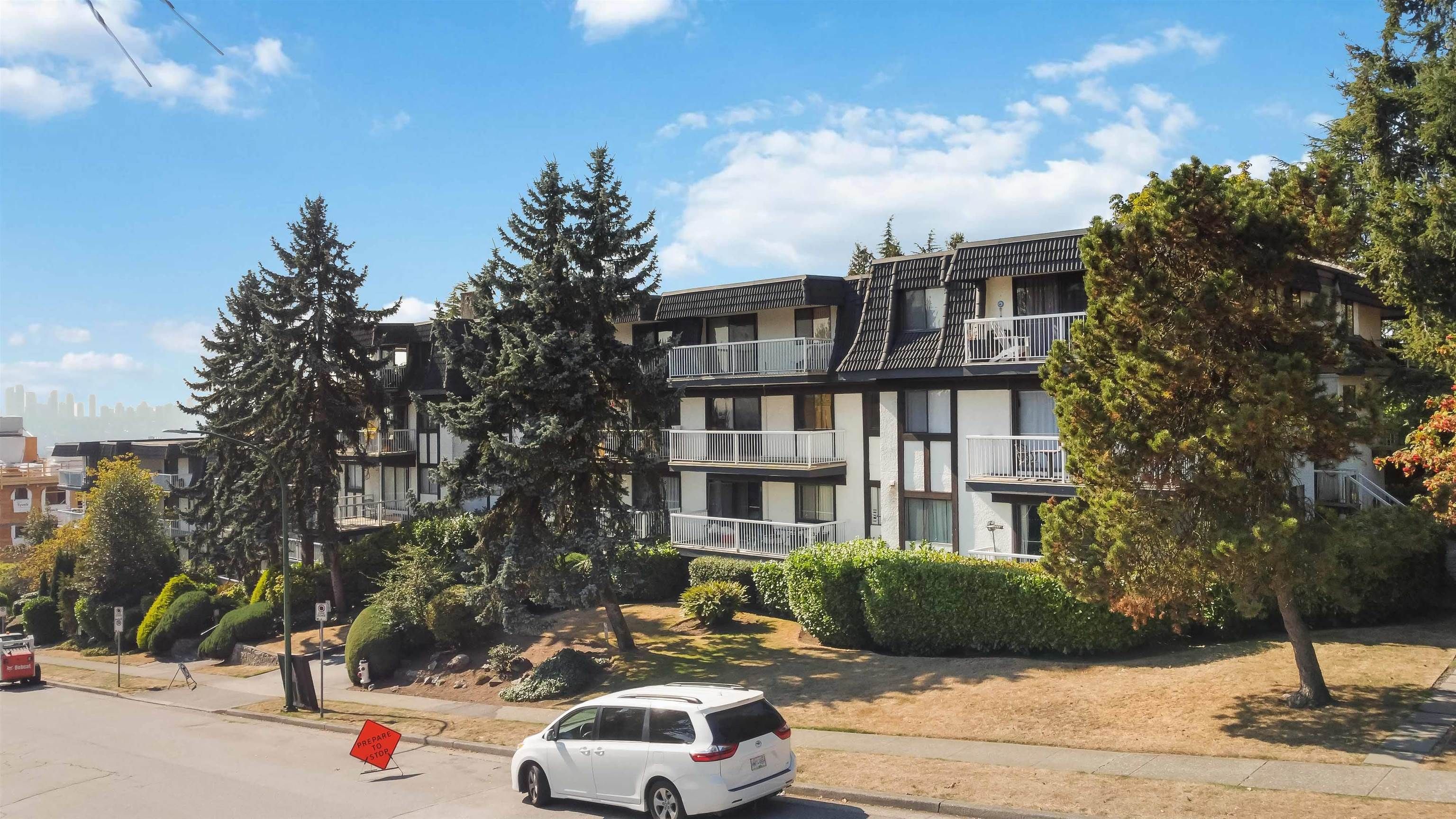 Main Photo: 302 371 ELLESMERE Avenue in Burnaby: Capitol Hill BN Condo for sale in "Westcliff Arms" (Burnaby North)  : MLS®# R2727513
