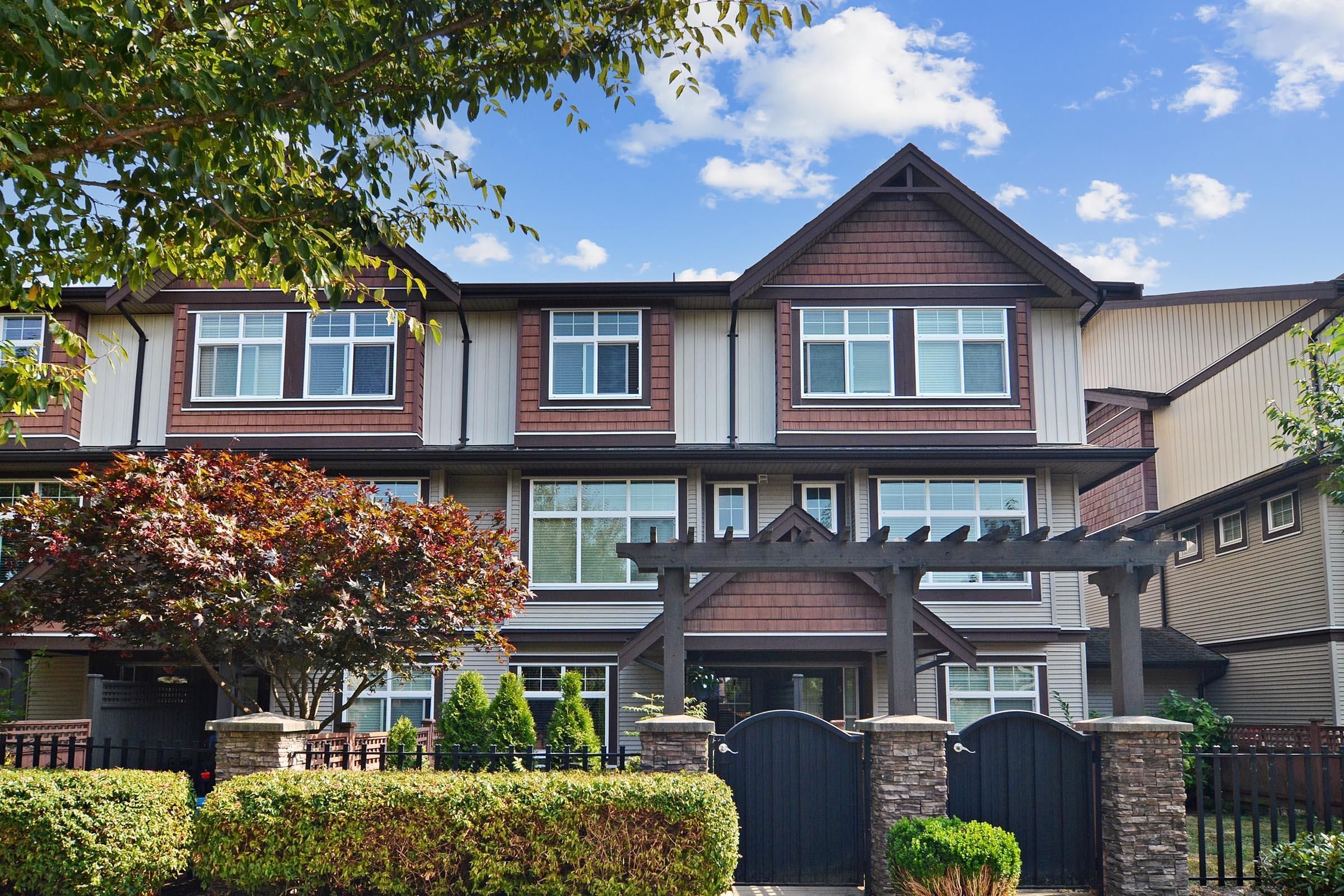 Main Photo: 4 7332 194A Street in Surrey: Clayton Townhouse for sale in "Uptown" (Cloverdale)  : MLS®# R2737437