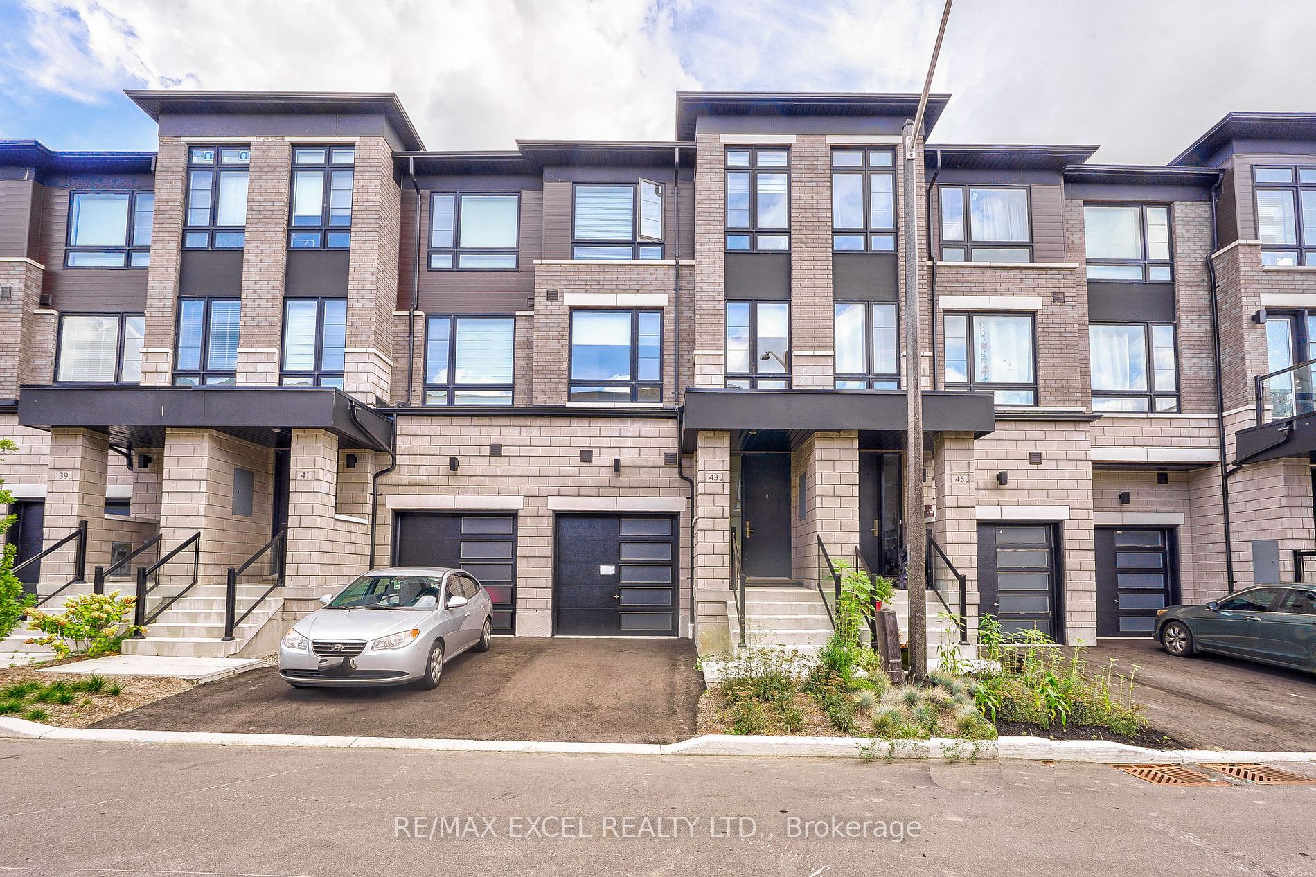 Main Photo: 43 Lake Trail Way in Whitby: Brooklin House (3-Storey) for sale : MLS®# E6813608