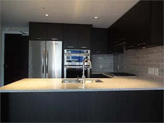 Photo 2: 502 150 W 15TH Street in North Vancouver: Central Lonsdale Condo for sale : MLS®# R2320881