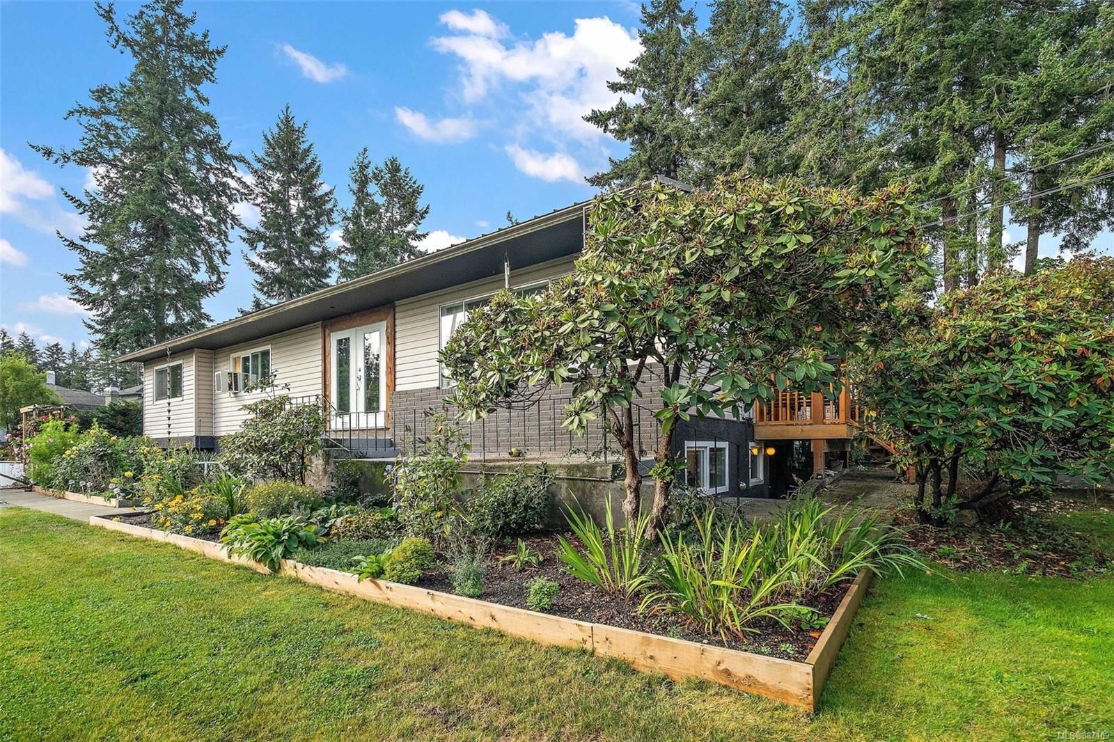 Main Photo: 2245 Amity Dr in North Saanich: NS Bazan Bay House for sale : MLS®# 887109