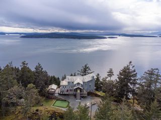 Photo 3: 5805 Pirates Rd in Pender Island: GI Pender Island House for sale (Gulf Islands)  : MLS®# 900695