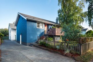 Photo 2: 2741 Fifth St in Victoria: Vi Hillside Half Duplex for sale : MLS®# 947370