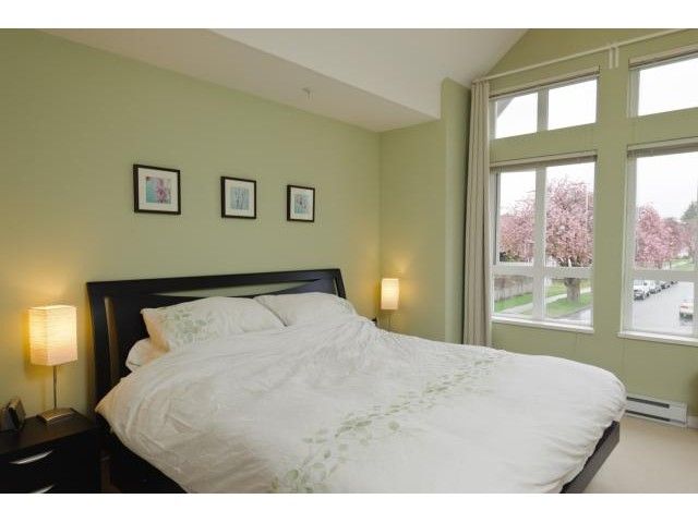 Photo 6: Photos: 3208 E 54TH Avenue in Vancouver: Champlain Heights Townhouse for sale in "CHAMPLAIN VILLAGE" (Vancouver East)  : MLS®# V893730