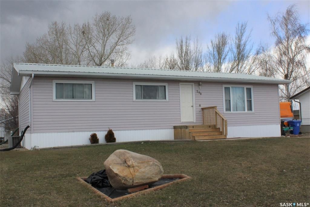 Main Photo: 209 3rd Avenue East in Lampman: Residential for sale : MLS®# SK891257