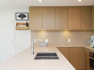 Photo 4: 1902 125 E 14TH Street in North Vancouver: Central Lonsdale Condo for sale in "Centreview" : MLS®# R2413111
