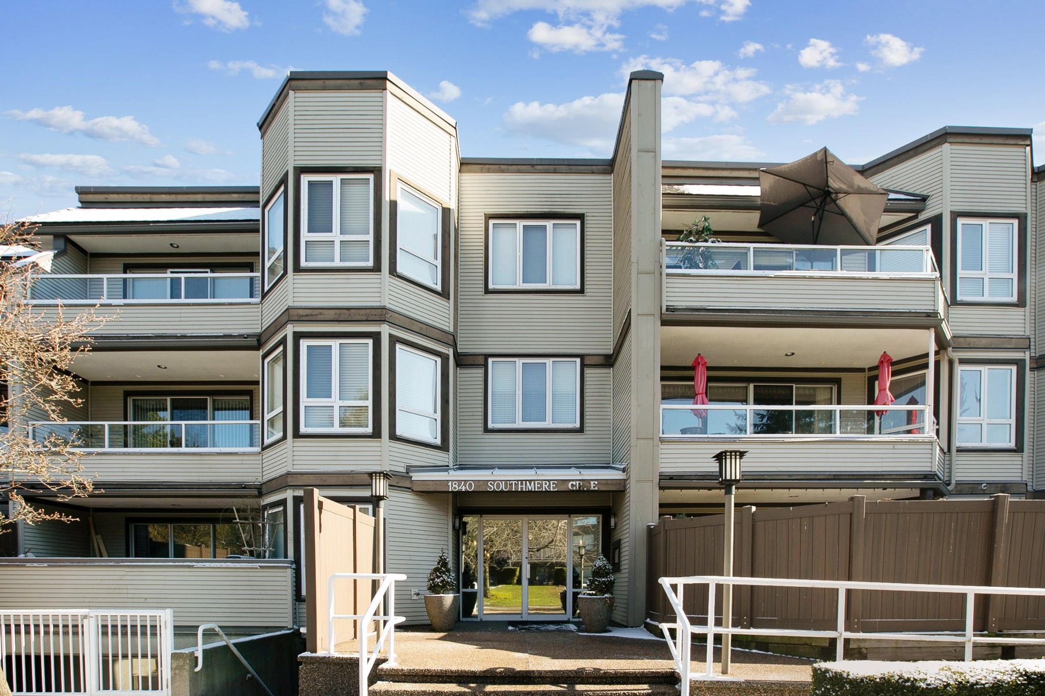 Main Photo: 109 1840 E SOUTHMERE Crescent in Surrey: Sunnyside Park Surrey Condo for sale in "Southmere Mews" (South Surrey White Rock)  : MLS®# R2656562